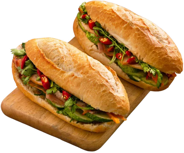 Zwei Bánh Mì Pâté auf einem Holzbrett