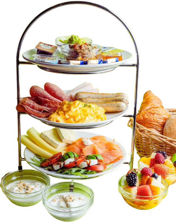 Frühstück-Etagere mit Brotkorb, Aufschnitt, Räucherlachs, Obstsalat und Orangensaft