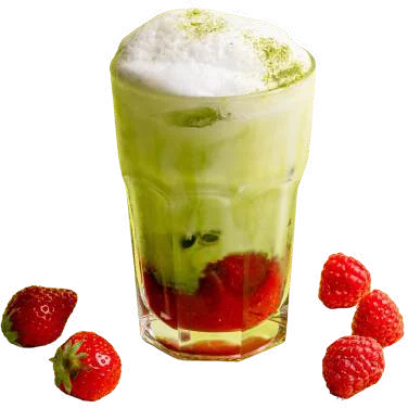 Iced Berry Matcha Latte mit Erdbeeren