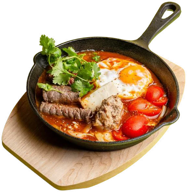 Pfanne Classic: Bánh Mì Chảo mit Würstchen, Spiegelei und Tomatensauce